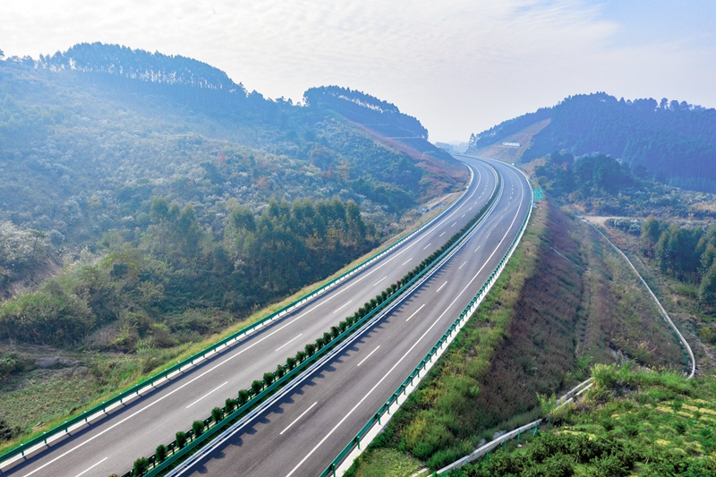 6.高速公路與群山相連，植被覆蓋率高，與原生態(tài)環(huán)境恢復(fù)有機(jī)結(jié)合.jpg